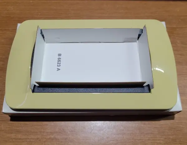 bticino-placca-livinglight-4-mod-giallo-scooter