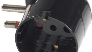 Adattatore schuko 90° 16a 2p+t nero